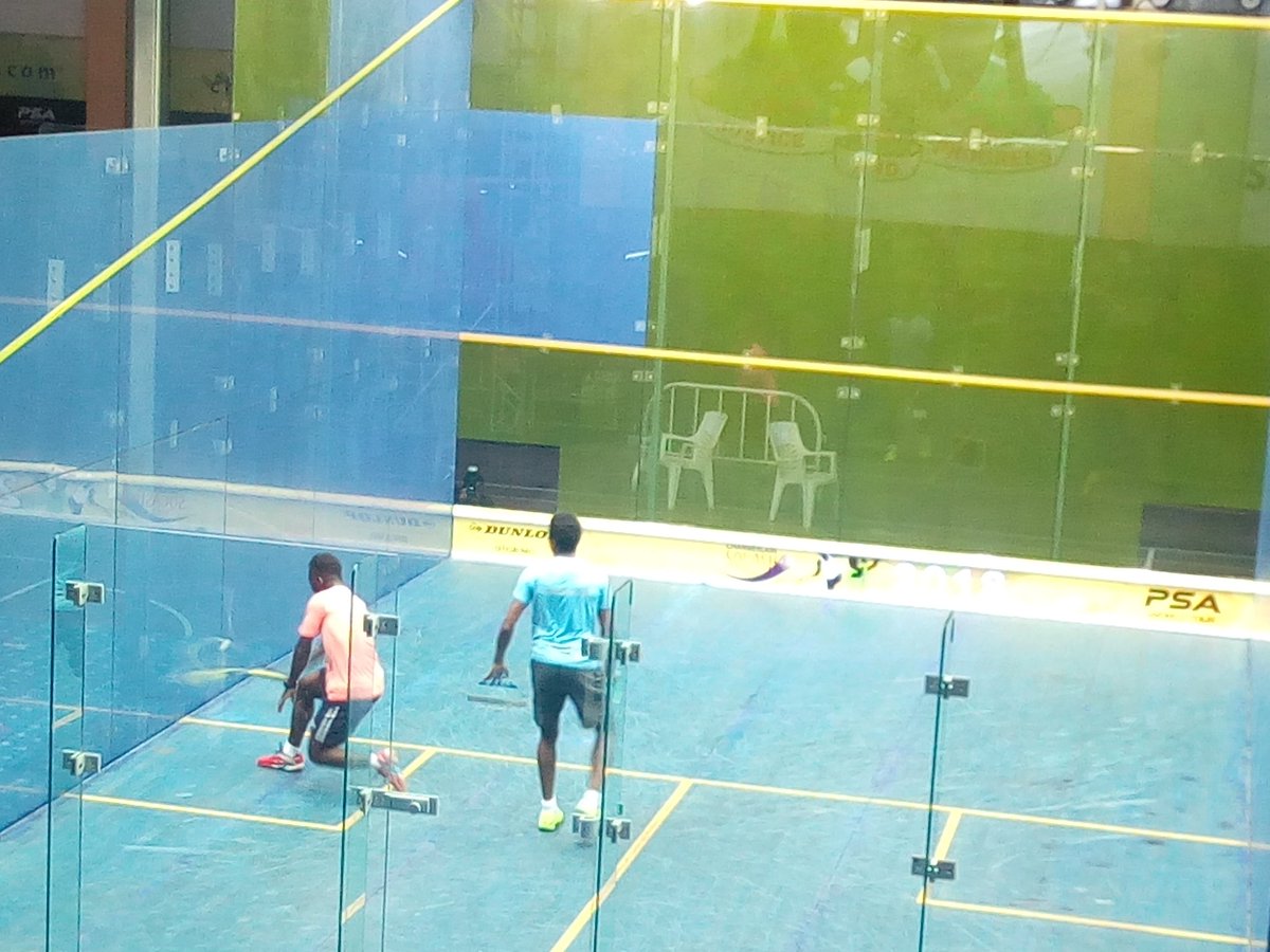 acl_sports's tweet photo. Next up in the main court is another big one between top Nigerian player, Abdulrahman Yusuf (pitch) and France no. 8, Sebastian Bonmalais (blue) 

It's still the qualifying round of the @ChamberlainOpen

#ChamberlainSquash #ChamberlainOpen https://t.co/u5pg67goiF