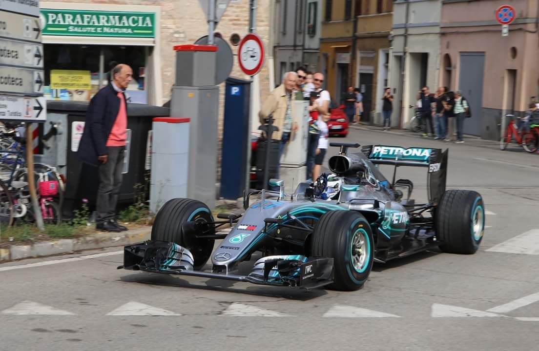 Incredibile week-end al <a href="/TrofeoBandini/">Trofeo Bandini</a>. Thanks a lot to <a href="/MercedesAMGF1/">Mercedes-AMG PETRONAS F1 Team</a> for the collaboration! La F1 W07-2016 tra le via delle città e nel nostro salone <a href="/MBDeStefani/">De Stefani spa</a> di Ravenna! Che dire? Un emozione unica! #MercedesAMG #Brisighella #Faenza #Ravenna #Imola #concessionariodestefani