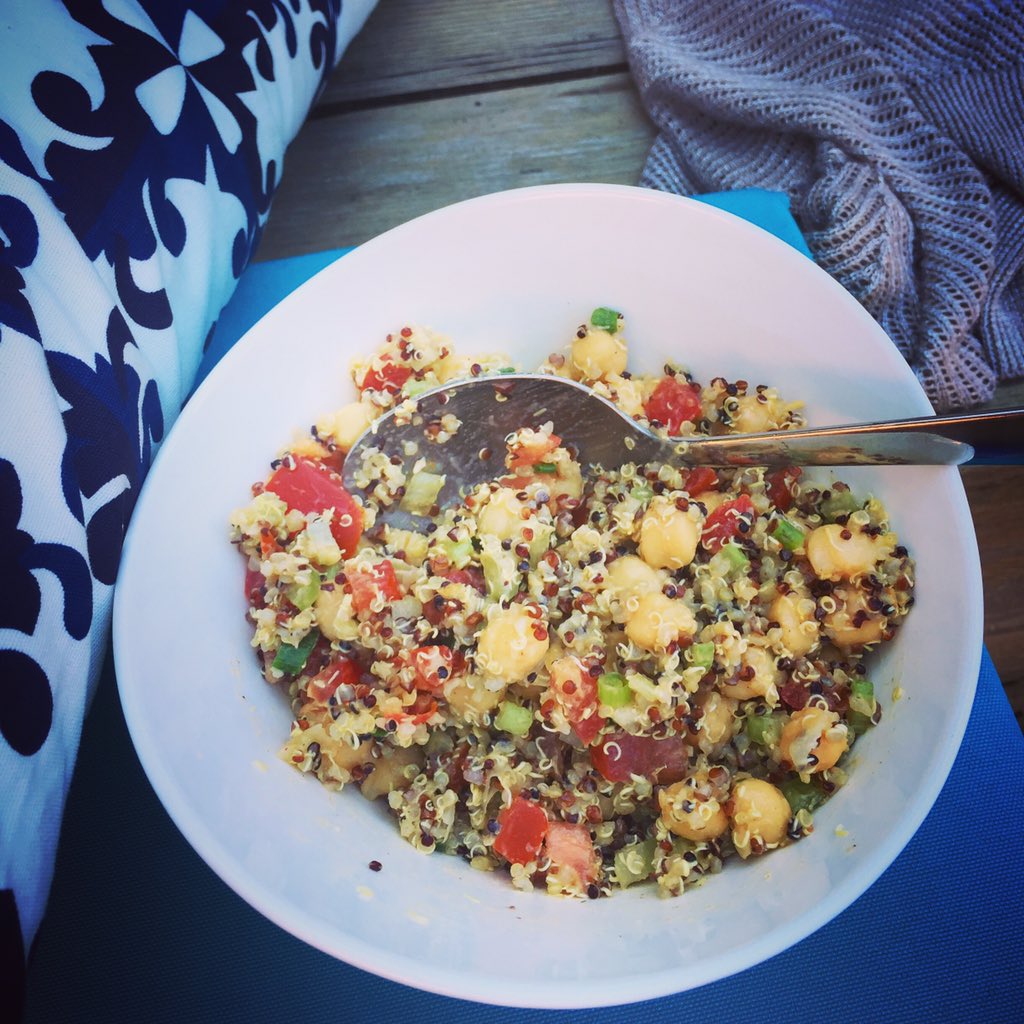 BioLief's tweet image. Met dit zomerse weer is een lichte maaltijd helemaal verwennerij! Meng quinoa, kikkererwten, bleekselderij, tomaat en bosuitjes met wat mosterd, citroensap en olijfolie. Gegarandeerd smullen! #zomerfood #superfood #biologisch #veganistisch #vegetarisch #zuivelvrij #suikervrij