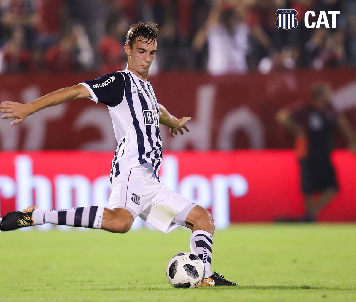 CATalleresdecba's tweet photo. [SORTEO] Juan Cruz Komar sortea entre los seguidores de #Talleres en Twitter su short utilizado en juego y autografiado. Participás con un RT acá 👇👇 https://t.co/qiQqQO403q