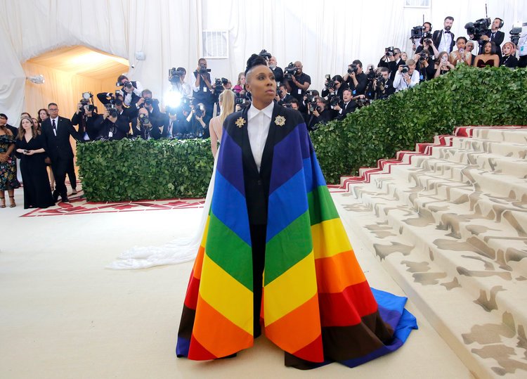 DoTheBay's tweet photo. #DoTheGay was LI ๐ VING ๐ for @LenaWaithe's #MetGala2018 look, y'all ๐
Who else was feelin' extra proud when they saw that gorgeous cape?! ๐ https://t.co/u0LFA5XEFA