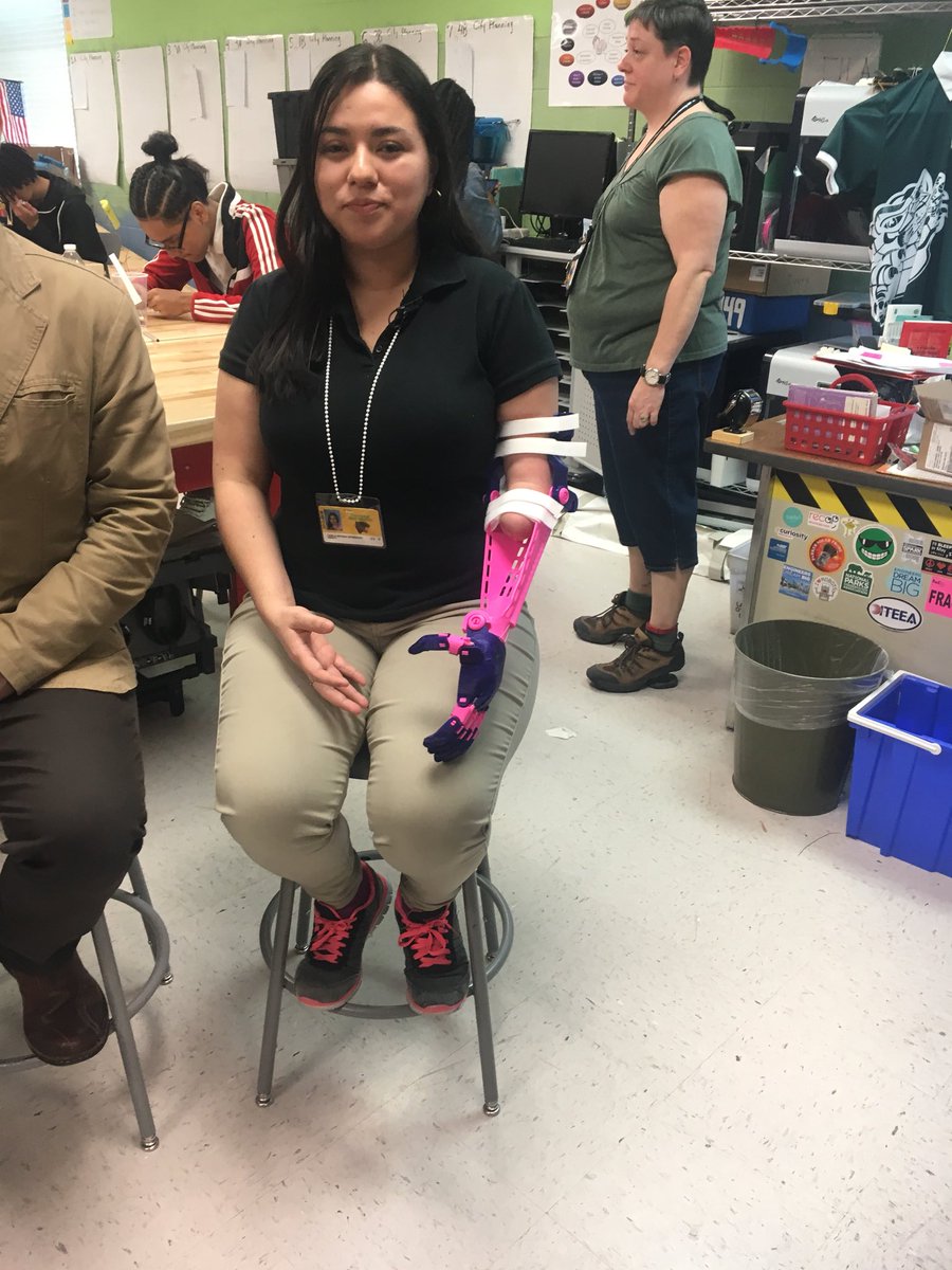 TraceeWilkins's tweet photo. This student’s prosthetic arm is a gift created by her teacher and classmates using a 3-D printer. It’s changed her life. Coming up on News4 at 5 and 6, this sweet story of learning and giving. #Working4You @ParkdaleHighMD  @pgcps https://t.co/yraxxZlxyB