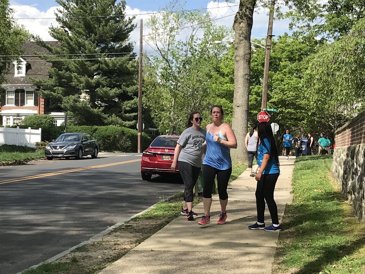 HLESLibrary's tweet photo. Go Girls on the Run! #hesscholars https://t.co/S35JfM1WtR