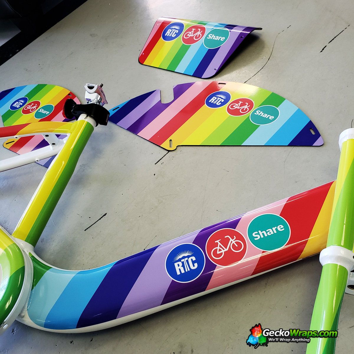 ShizzleLlizzel's tweet photo. Created a template and wrapped up this bicycle frame for the Regional Transportation Commission of Southern Nevada 🚴‍♀️🚴‍♂️
@RTCSNV #geckowraps #bikewrap #rainbow #cycling #biking https://t.co/50OVuwgzll