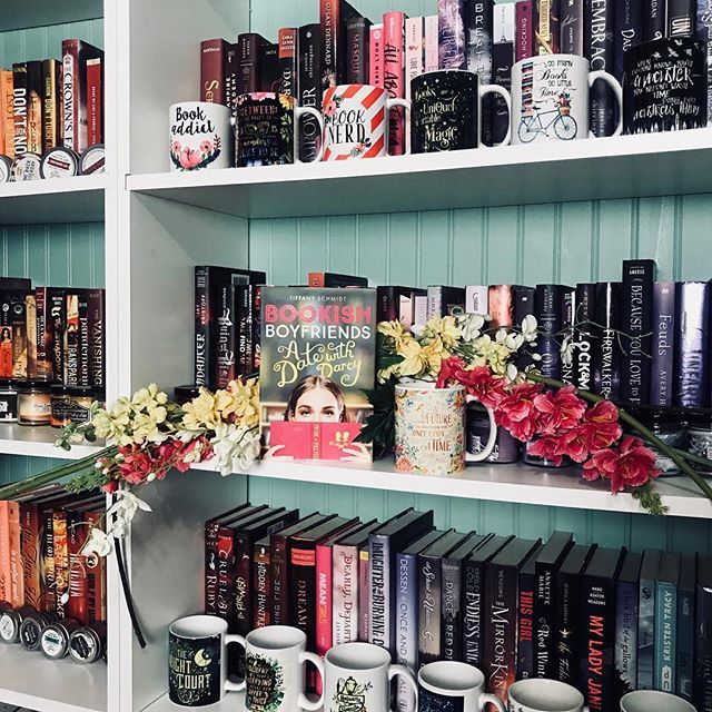 💛💕💛GIVEAWAY💛💕💛
.
Boys are so much better in books.
.
Bookish Boyfriends: A Date with Darcy by @tiffanyschmidt is about 16-year-old Merrilee Campbell, who thinks real-life chivalry is dead and there’d be nothing more romantic than having a guy woo… ift.tt/2wqFEta