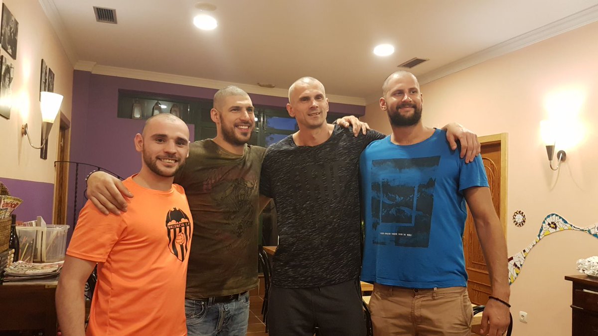 E como individualmente non somos nada, Alen non se quedou só! Aquí van outros tantos que tamén sacrificaron a súa cabeleira polo gran logro do noso equipo!! 😁😁😁
#SempreLoitando
#Asobal
#EnCangasNinguénSeRende