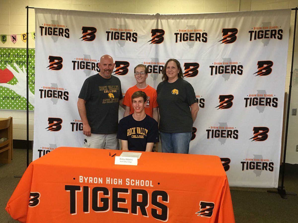 byronhsad's tweet photo. Congratulations Riley on you commitment to RVC Basketball!#TigerPride https://t.co/8qSvTWp6gQ