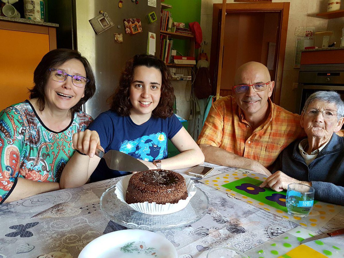 Tres generaciones disfrutando de este maravilloso pastel el día de la madre #SaborMySweetDeli