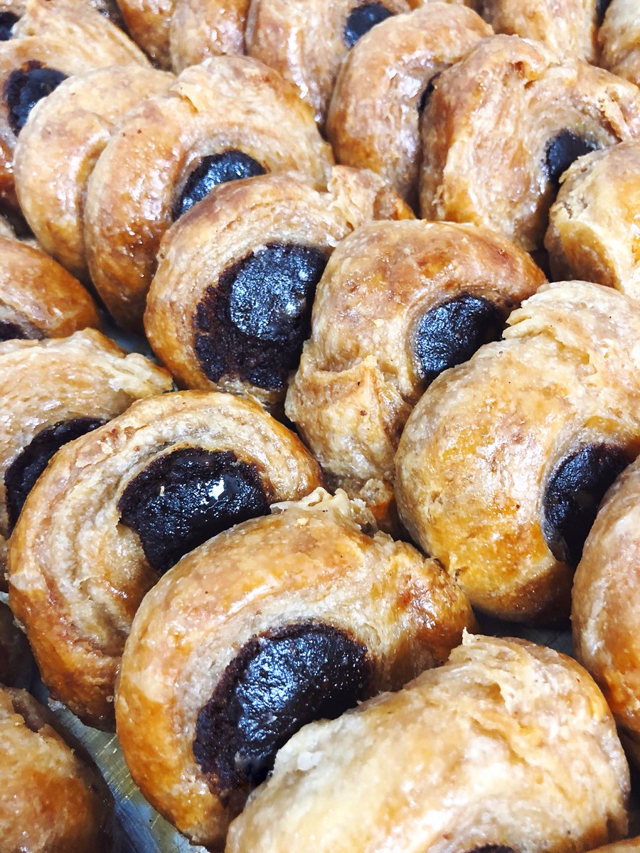 SeranoBakery's tweet photo. Roxakia, they're little bites of heaven!!! 😋 #puffpastry #cocao #cinnamon #σιροπιαστα #ροξακια #roxakia #thessaloniki #honey #syrup #itsallgreektome #bake #bakery #baking #toronto #bakery #seranobakery #torontobakery https://t.co/5WQbriT2wn