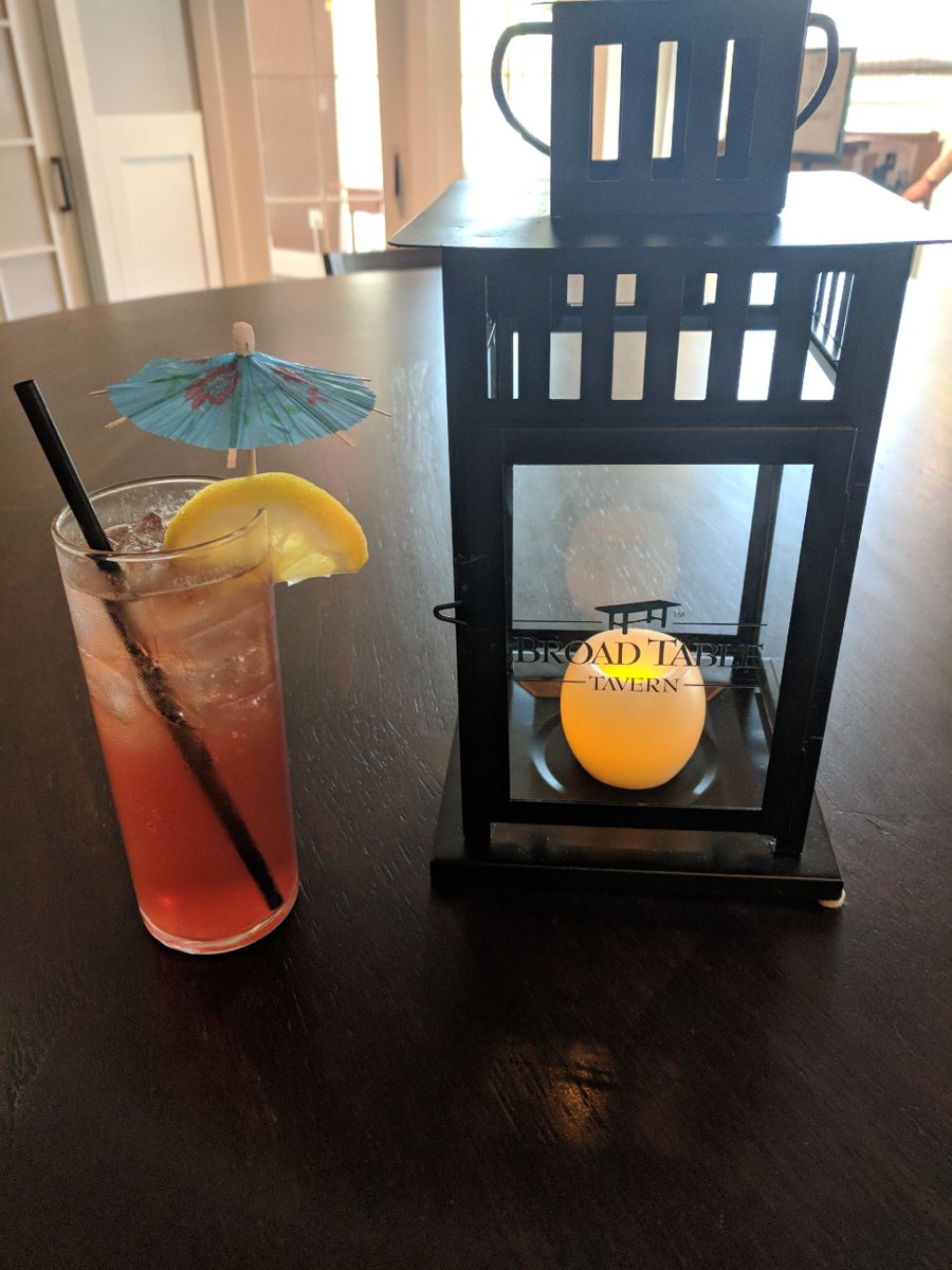 Broad_Table's tweet photo. Great weather means great drinks....testing out the Singapore Sling😋 
#phillydrinks #broadtabletavern #cocktailhour https://t.co/6ikgrBP75p