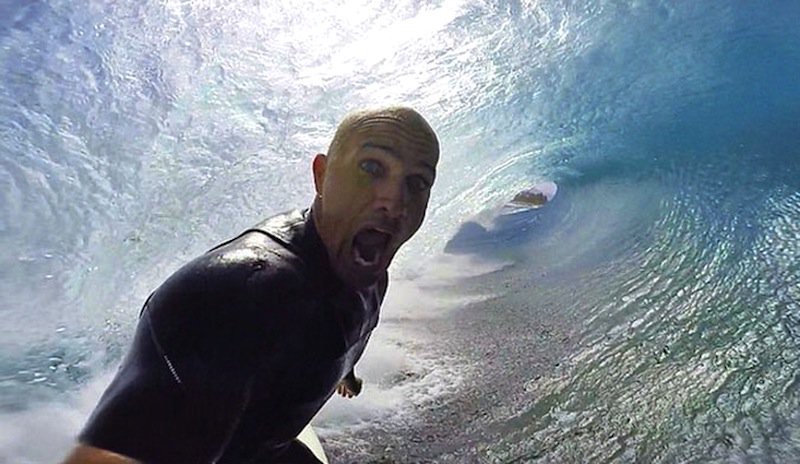 Kelly Slater (foto) salió 11 veces campeón mundial de Surf (algo sabe), dijo que “el barril (el hueco de una ola que rompe) es lo máximo para un surfista. Es el ojo de la tormenta. Es como estar en el vientre materno”.