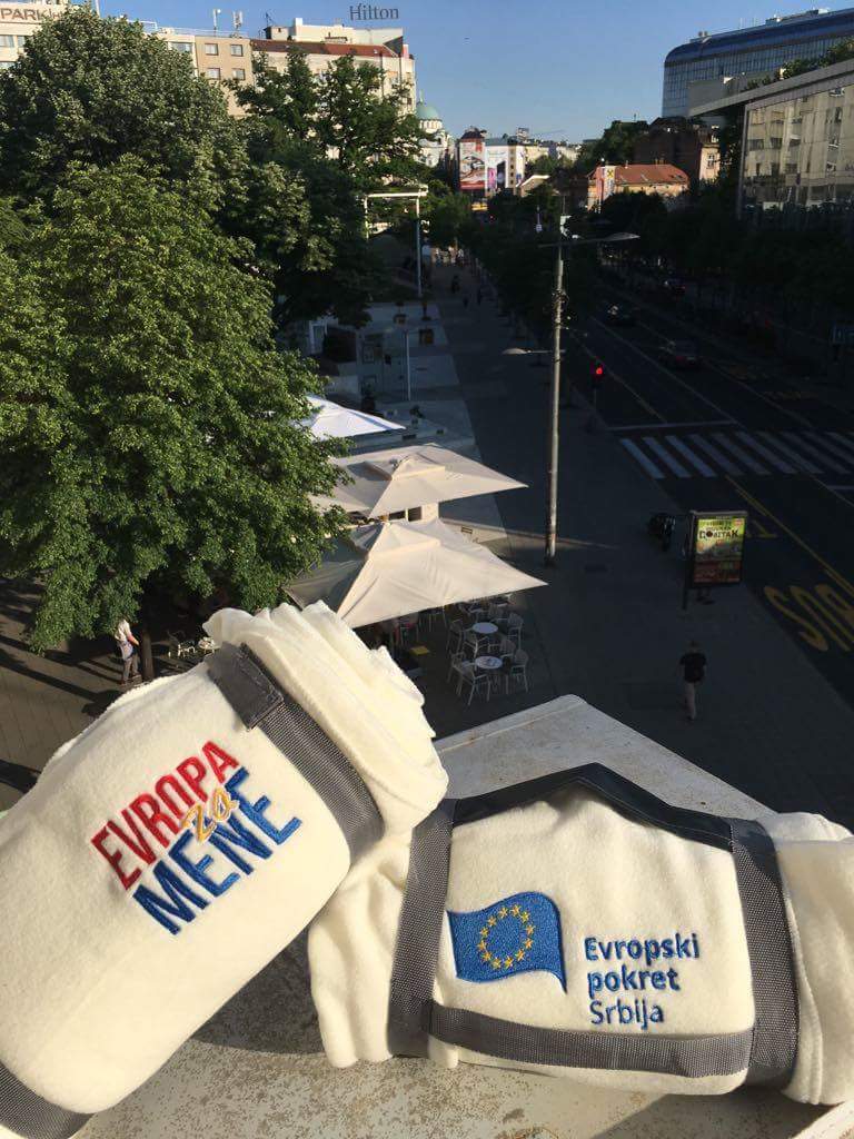 Forum_Mladih's tweet photo. 📣 #Cvetnitrg &amp; 🇫🇷📽️ ,,Lumière" na 🌃!Od 20h #9maj uživajte u ostvarenju koje o #umetnost &amp; 📽️ &amp;
 🇪🇺#vrednosti  🗣️ nešto 🆕!
Čekaju vas i 🎁 ukoliko zauzmete svoja mesta👉 🆓🆓🆓👈🏾 @EvropskiPokret #DanEvrope  #EuropeDay #messagetoeurope https://t.co/25Ynh94H6K