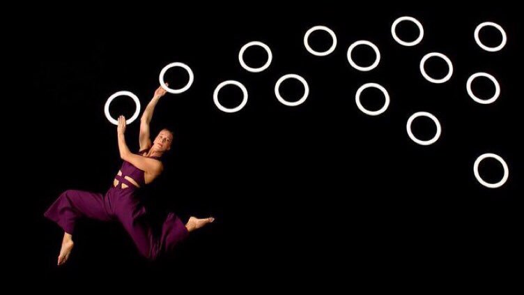 YFestri's tweet photo. 🤹🏿♂️ It’s all up in the air. 🤹🏽♂️
🤹🏽♂️In the nimble hands of the Gandinis, juggling soars into a unique choreography.🤹🏽♂️
🤹♂️Take the chance to see the astonishing @gandinijuggling at @PontioTweets this Friday.🤹🏾♂️ https://t.co/UnFl9aGYHE