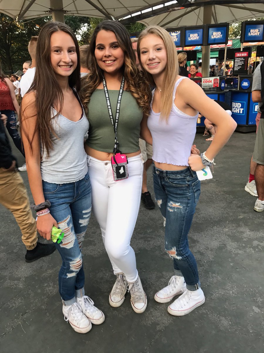Tiastef18's tweet photo. Happy birthday Selena!!! I miss cheering with you so much and I hope you have an amazing day💗💗 Love you so much💘💘 @selena_5771 https://t.co/fPfrrNlzNr