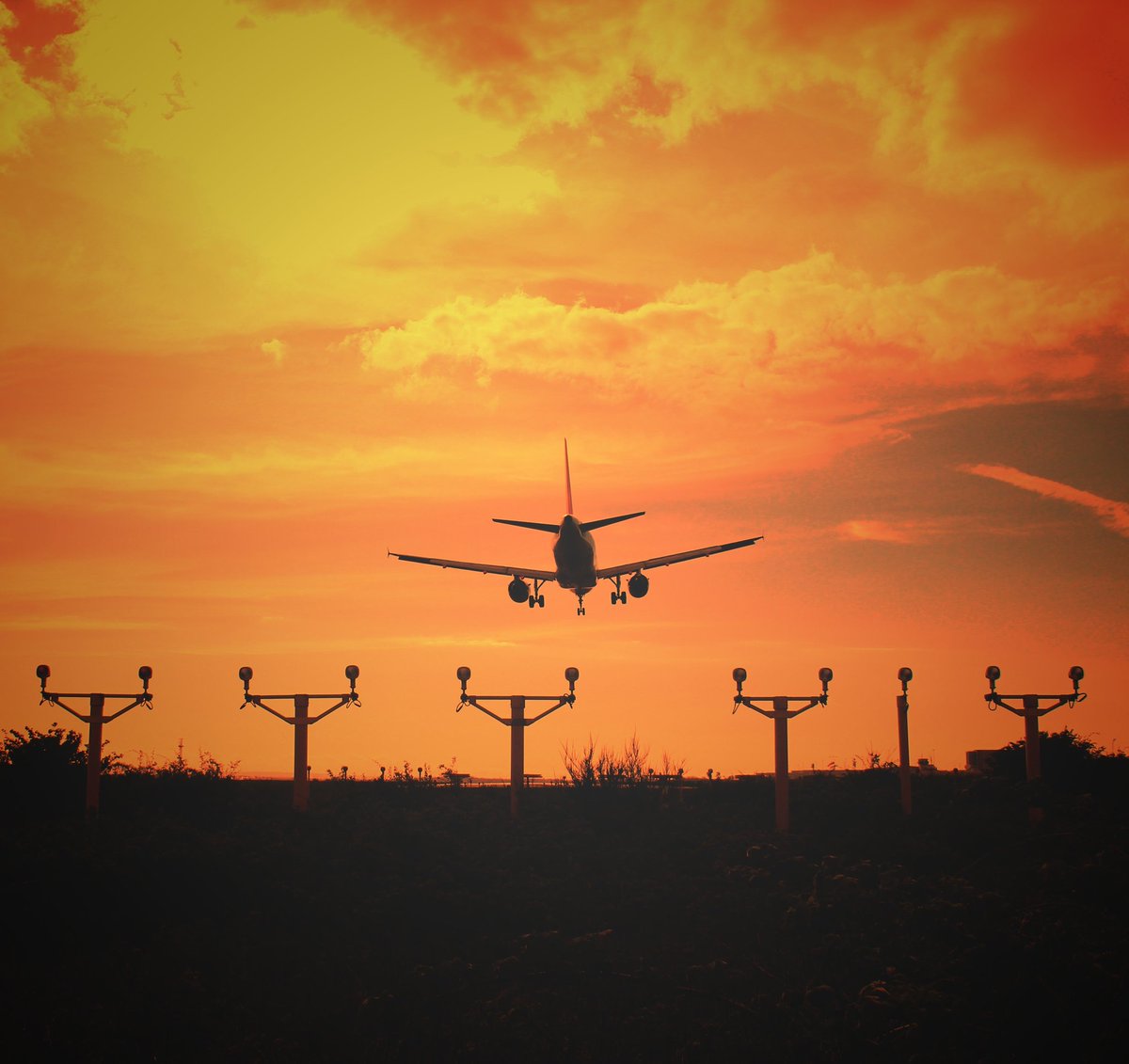 Dungeons lane. 

#photography #silhouette #aviationphotography #aviation #aircraft #Airport