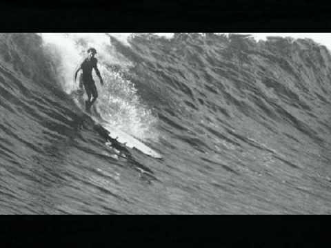 “Creo que el surf puede enseñar a manejar el Samsara, incluso disfrutarlo”, escribió Jaimal Yogis, surfer. El Samsara es, resumo, el círculo eterno de reencarnaciones en que cree un budista. Tom Blake (fotos), casi creador del surf, también habló de una religión sin Dios