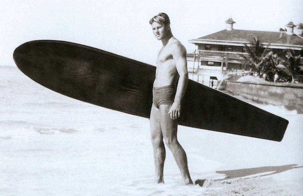 “Creo que el surf puede enseñar a manejar el Samsara, incluso disfrutarlo”, escribió Jaimal Yogis, surfer. El Samsara es, resumo, el círculo eterno de reencarnaciones en que cree un budista. Tom Blake (fotos), casi creador del surf, también habló de una religión sin Dios