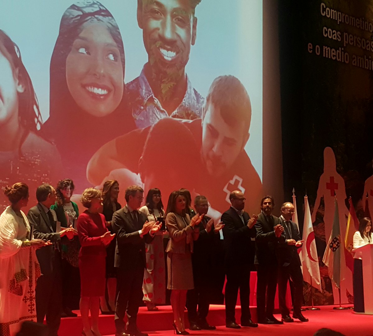 cruzvermella's tweet photo. Jornada inolvidable, llena de entusiasmo y #solidaridad. Hemos celebrado en Santiago el acto central del #DíaCruzRoja con la Reina, voluntariado, socios, compañeros, premiados y personalidades de diversos ámbitos. Gracias a todas y todos. Info: https://t.co/y8cAYsOCSk https://t.co/KPY5ujjLnu