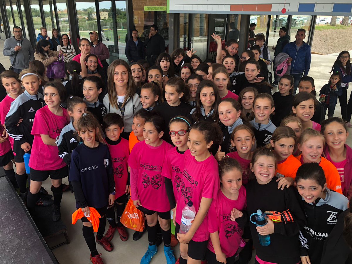 tecnifut's tweet photo. Orgullosos de presentaros la 1ra edición del Campus Internacional Alexia Putellas, del 22/06 al 01/07. Disfruta de unos días con muchas actividades y entrena con Alexia Putellas, jugadora del FC Barcelona y de la Selección Española.
Inscríbete ya! technification@smartfootball.es https://t.co/Lofmu3Cqdv