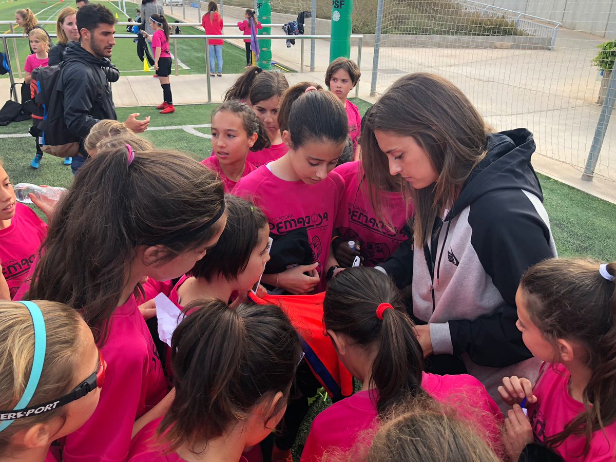 tecnifut's tweet photo. Orgullosos de presentaros la 1ra edición del Campus Internacional Alexia Putellas, del 22/06 al 01/07. Disfruta de unos días con muchas actividades y entrena con Alexia Putellas, jugadora del FC Barcelona y de la Selección Española.
Inscríbete ya! technification@smartfootball.es https://t.co/Lofmu3Cqdv