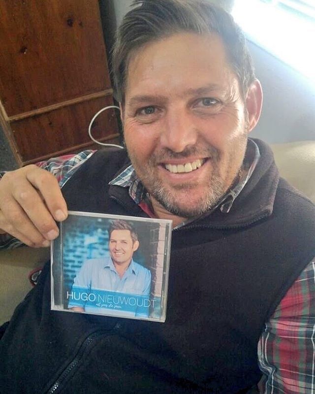 sa_artists's tweet photo. Credit to @themarketingzoo : Hugo Nieuwoudt het pas die eerste kopie van sy nuutste album, Net Soos Die Sneeu, gekry! Ons sien uit om die bemarking van hierdie uitstekende produk te doen vir #BBSRecords ☆ https://t.co/YSrzlOyqd1