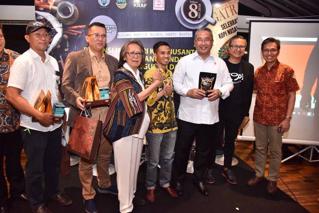 EkoSandjojo's tweet photo. Dialog potensi kopi Nusantara. Desa2 di Indonesia mempunyai potensi untuk menjadi penghasil kopi terbesar didunia. Atou kita wujudkan dfn program Prukades Kopi di desa. https://t.co/8YdkHuXVx1