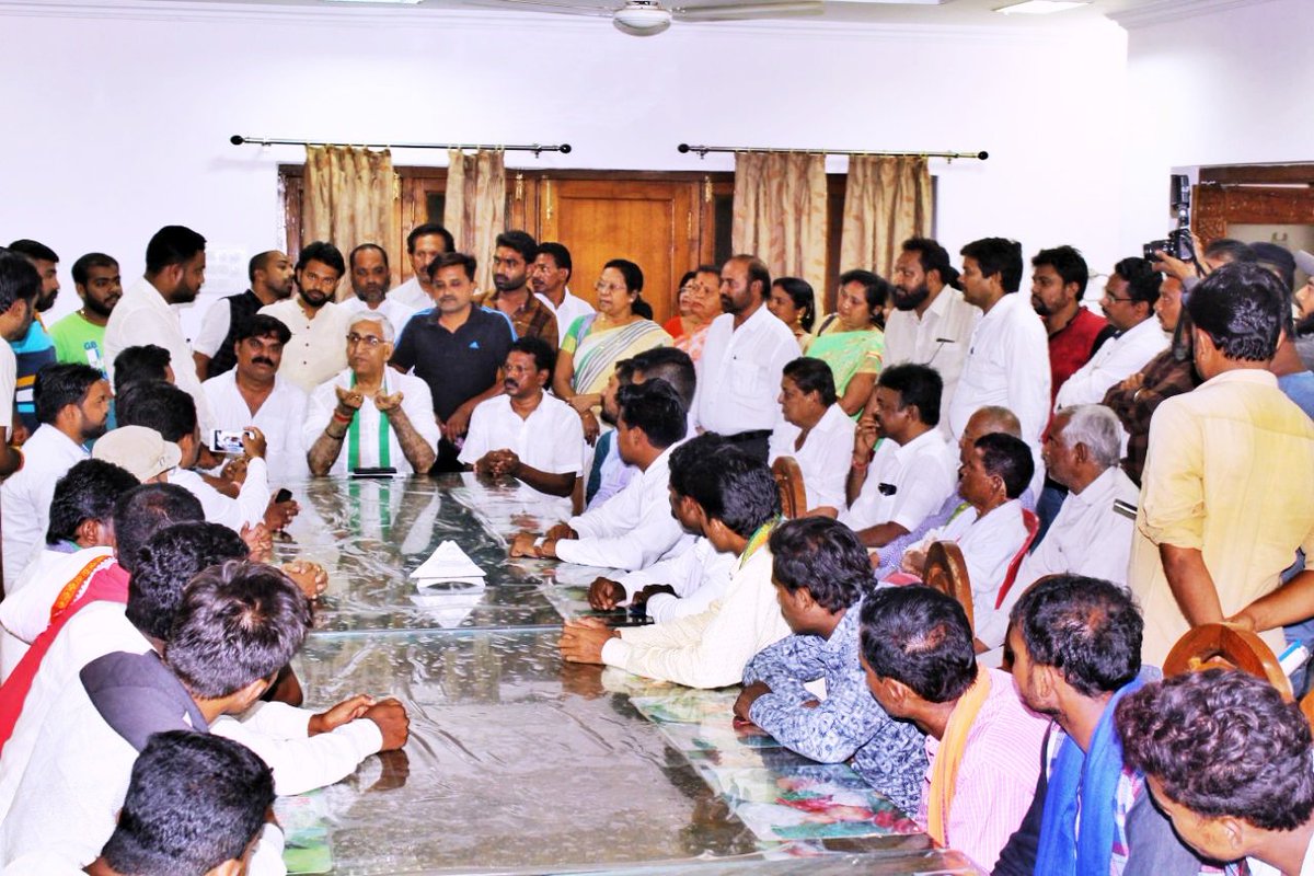 TS_SinghDeo's tweet image. Had an invigorating discussion session with Jagdalpur Youth Congress members, IMA Doctor Sangh and Zila Panchayat members for the #JanGhoshnaPatra campaign, adding to the resolve of representing the aspirations of the people,comprehensively!
#आपका_विकास_आपके_हाथ