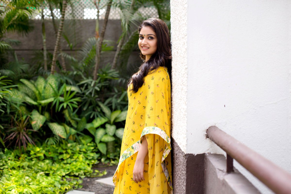 She looks vivacious in the floral Saree! And her smile is ❤ @KeerthyOfficial #Gorgeous #FloralSaree #Superb #KeerthySuresh