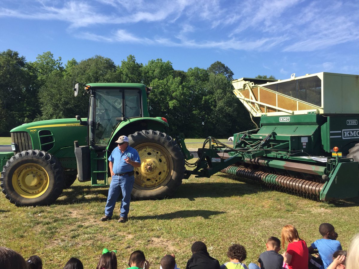 JMOdomElem's tweet photo. Huge SHOUTOUT to our special guests for STEM Day!! You were awesome!! #GASTEMDay  #sunbeltexpo #LauriJos #ColquittCountyFarmBureau #cchsAg https://t.co/OdtApeEFNl