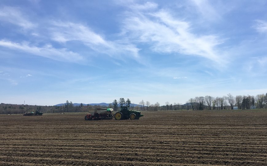 greenthumbfarms's tweet photo. Potato planting has begun!  The crew successfully planted 75 acres yesterday and started back up early this morning. https://t.co/H4zb1NZIm5