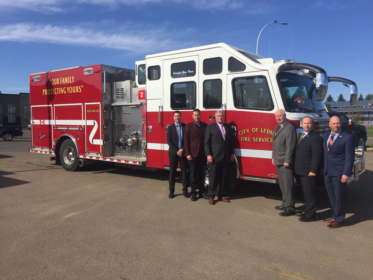 President Schaitberger posing with the duty crews and <a href="/IAFF4739/">LFFA 4739</a> local executive. @IAFFNewsDesk @AlbertaFFA @CityofLeduc