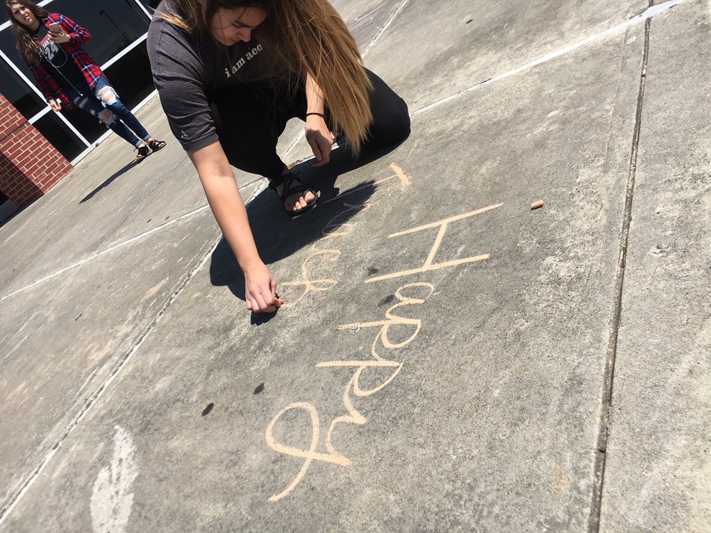 Magnolia_StuCo's tweet photo. #RandomActOfKindness showing some appreciation to our teachers and putting out some sidewalk chalk 💓 https://t.co/jpxihx23zw