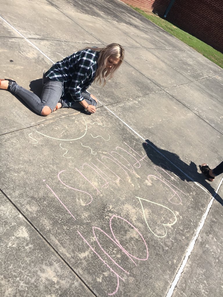 Magnolia_StuCo's tweet photo. #RandomActOfKindness showing some appreciation to our teachers and putting out some sidewalk chalk 💓 https://t.co/jpxihx23zw