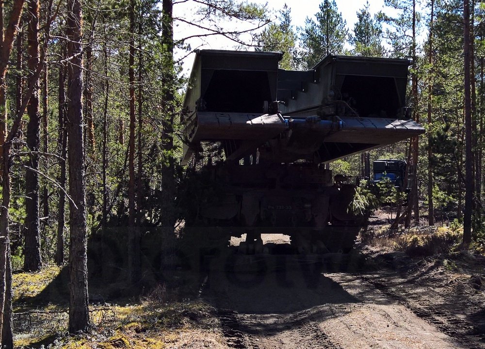 TeroTweet's tweet photo. Paha ruuhka metsätiellä! Toinen Leopard 2 A4 -erikoisversio #Arrow17-harjoituksesta: Leguan-sillalla varustettu Leopard 2L -siltapanssarivaunu. #Arrow18 #turpo #säkpol #puolustusvoimat https://t.co/3fjLyW7Ool