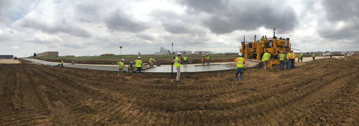 TMConsultingInc's tweet image. Trimble PCS900 Slipform Paving on Gomaco 2800 #PCS900 #TrimbleCEC