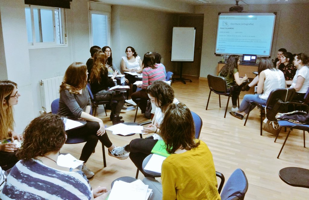 SergioAguinaga6's tweet photo. Hoy #AMASFácil @GrupoAMAS @carlos_s_v imparte, parte y comparte curso #lecturafácil para entidades @PlenaMadrid dentro de la red #RedAdapta #ComprenderElMundo Gracias @dilo_facil 👌📚👌 https://t.co/w2rEliBGtv