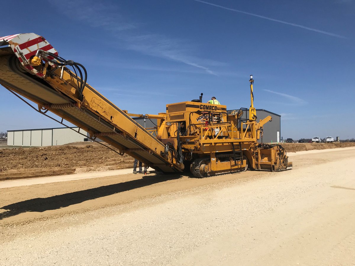 TMConsultingInc's tweet image. GCS900 UTS on Gomaco 9000 Trimmer #TrimbleCEC