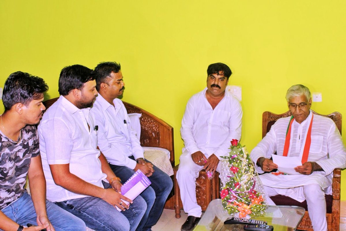 TS_SinghDeo's tweet image. Excellent wrap up of Day One of flourishing discussions on #JanGhoshnaPatra in Jagdalpur with last set of meetings with Medicine Seller Sangh &amp;amp; Football Sangh,with a well deserved dinner with Congress Office-Bearers! Excited to see what Day Two holds in store!#आपका_विकास_आपके_हाथ