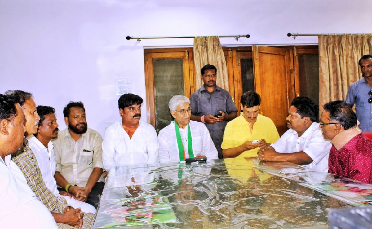 TS_SinghDeo's tweet image. Excellent wrap up of Day One of flourishing discussions on #JanGhoshnaPatra in Jagdalpur with last set of meetings with Medicine Seller Sangh &amp;amp; Football Sangh,with a well deserved dinner with Congress Office-Bearers! Excited to see what Day Two holds in store!#आपका_विकास_आपके_हाथ