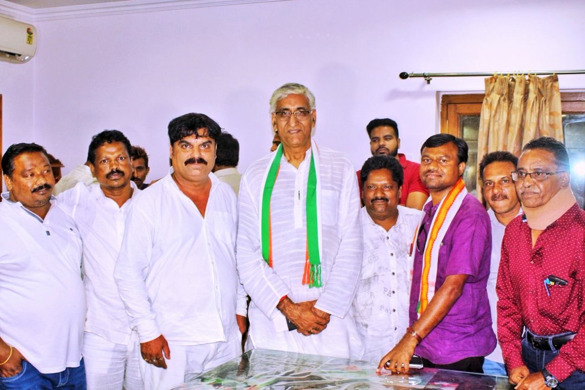 TS_SinghDeo's tweet image. Excellent wrap up of Day One of flourishing discussions on #JanGhoshnaPatra in Jagdalpur with last set of meetings with Medicine Seller Sangh &amp;amp; Football Sangh,with a well deserved dinner with Congress Office-Bearers! Excited to see what Day Two holds in store!#आपका_विकास_आपके_हाथ