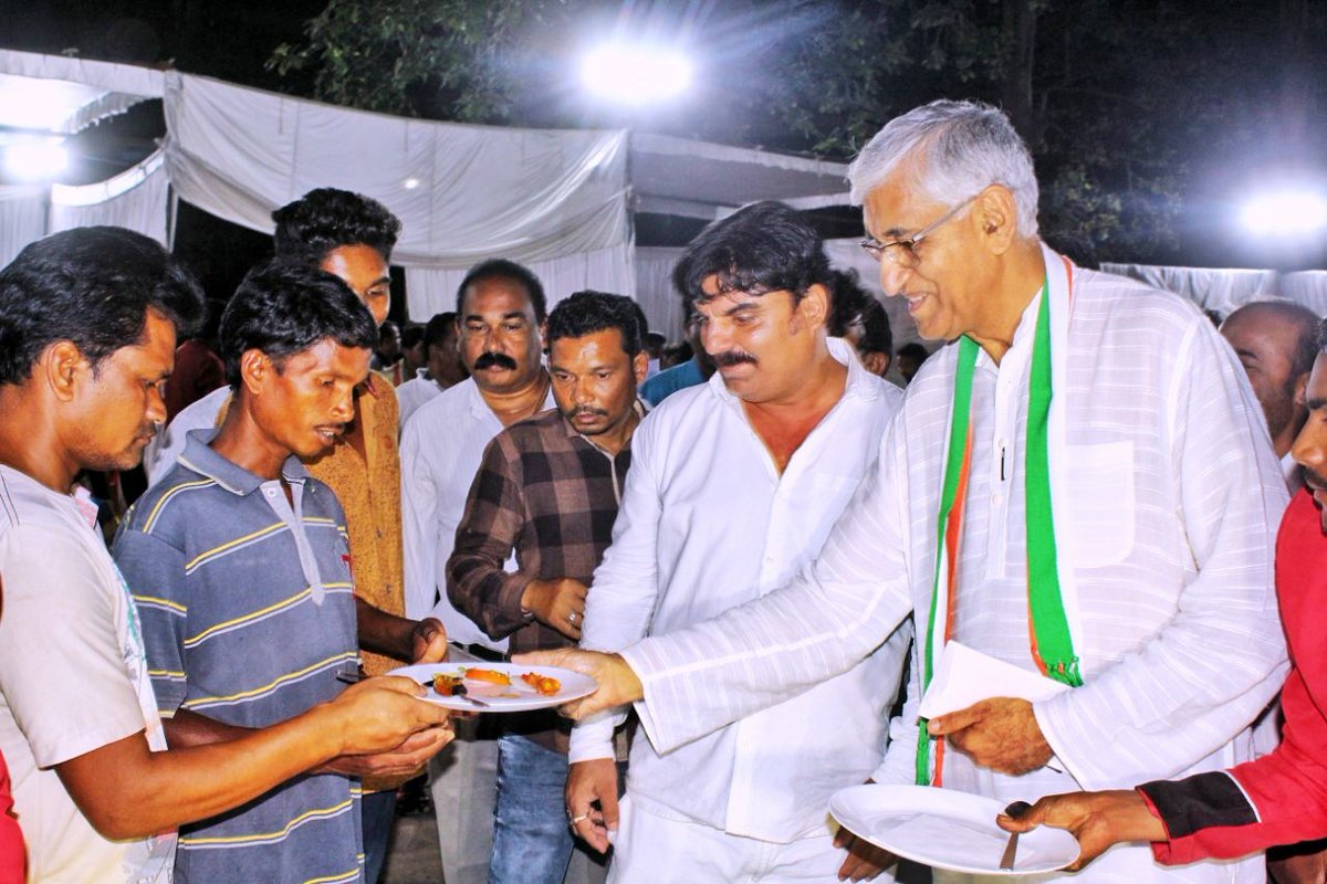 TS_SinghDeo's tweet image. Excellent wrap up of Day One of flourishing discussions on #JanGhoshnaPatra in Jagdalpur with last set of meetings with Medicine Seller Sangh &amp;amp; Football Sangh,with a well deserved dinner with Congress Office-Bearers! Excited to see what Day Two holds in store!#आपका_विकास_आपके_हाथ