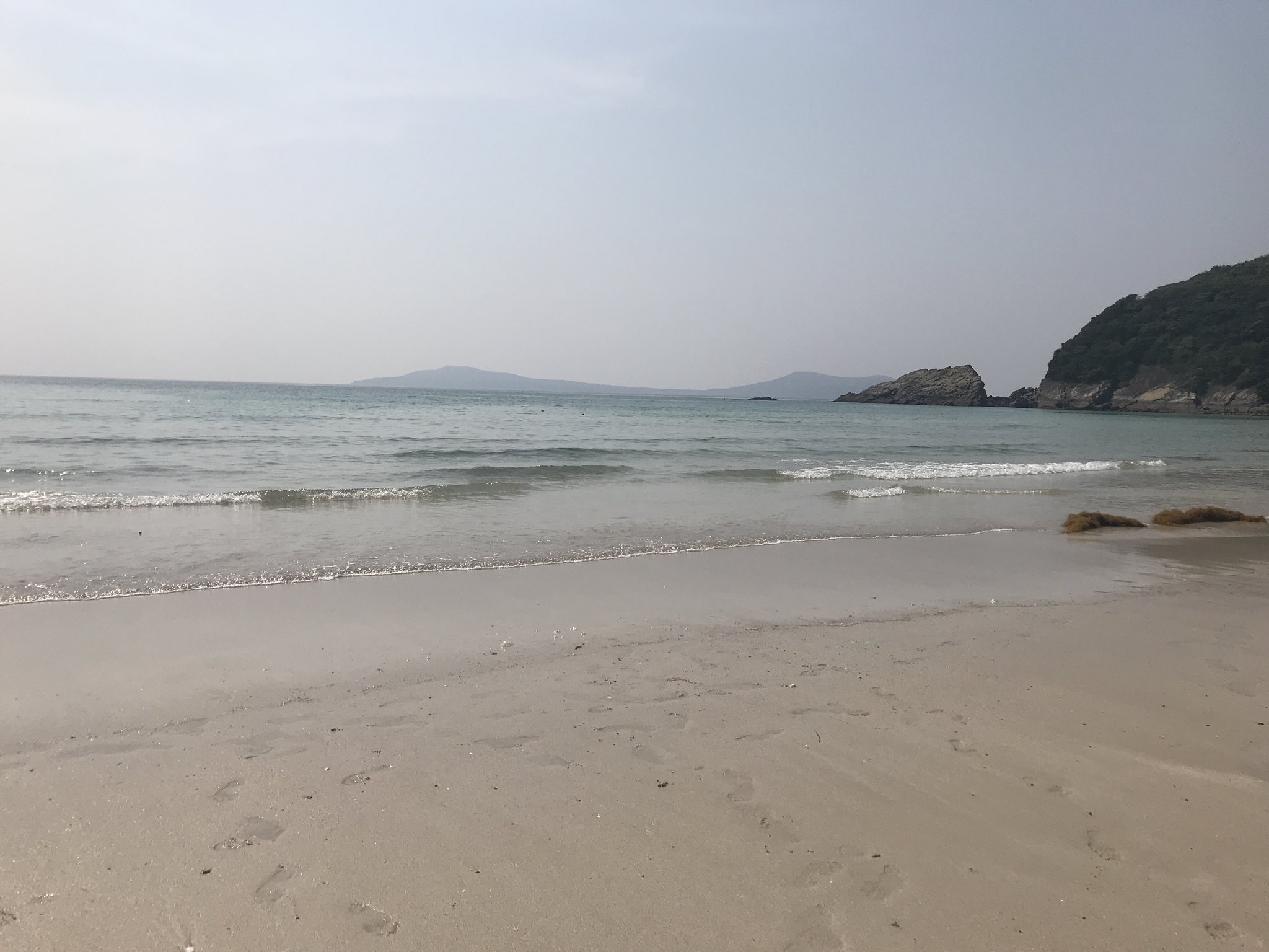 Emma 高浜海水浴場有著 日本第一美麗海灘 之稱 由群山環繞圍的海灘有著高透明度的海水 及閃閃發亮著的白砂 從附近