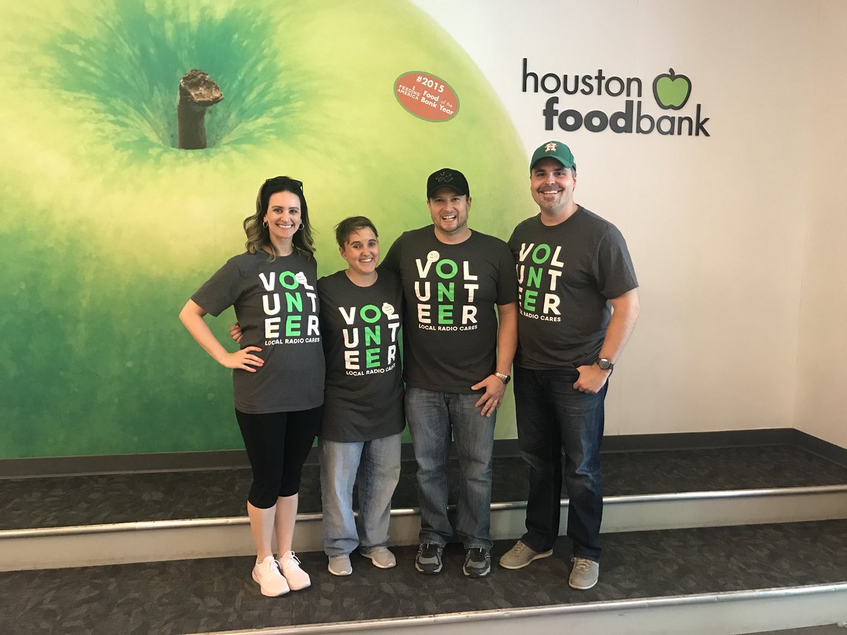 LaurenKellyHTX's tweet photo. Volunteering at the @HoustonFoodBank today!!@Entercom #EntercomHouston @realsarahpepper @Chasemradio @mrgeoffsheen @Mix965Houston 🍏🍏🍏 https://t.co/7gDv06Iu1m