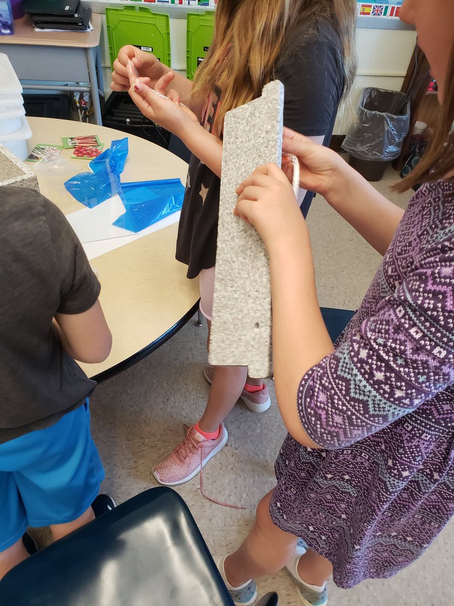 MsMastro123's tweet photo. Students using instructions to put together their RootVue planters. #applyyourskills #usingmath #secondgrade #theycandoit #problemsolve https://t.co/504Uqrxxdj