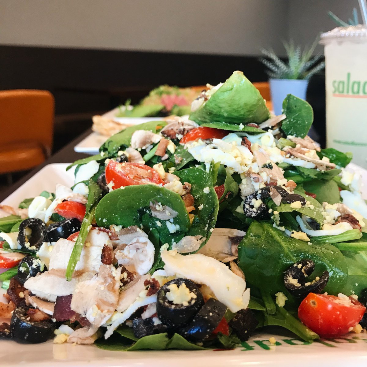 Lettuce take a brief moment to appreciate the details of this salad. 🙌👀
#saladgoals #saladappreciation #saladtoppings #soyummy #healthyfood #lafoodie #pasadena #chatsworth #santamonica