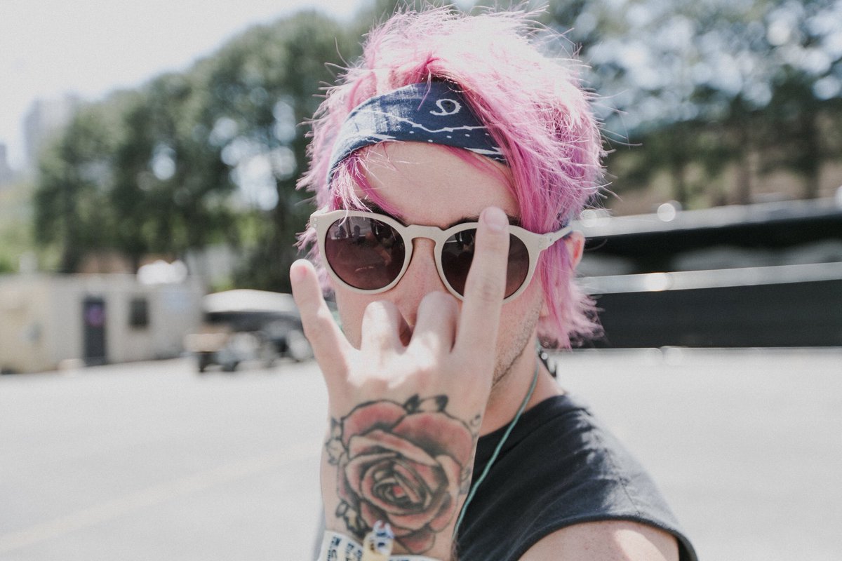 AlexGaskarth's tweet image. I like to #rock but also respect my elders.