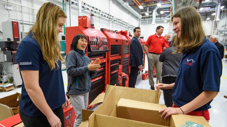 OleMiss's tweet photo. Through our partnership with @MilwaukeeTool, @OleMissCME students are provided hands-on experiences to become future leaders. @UnivMSRelations @UMResearchPark @UnivMSResearch #MSEDWeek #EDW2018
Read more about how that partnership came to be –– https://t.co/ZwRJHh68RM https://t.co/FslJrmJZru