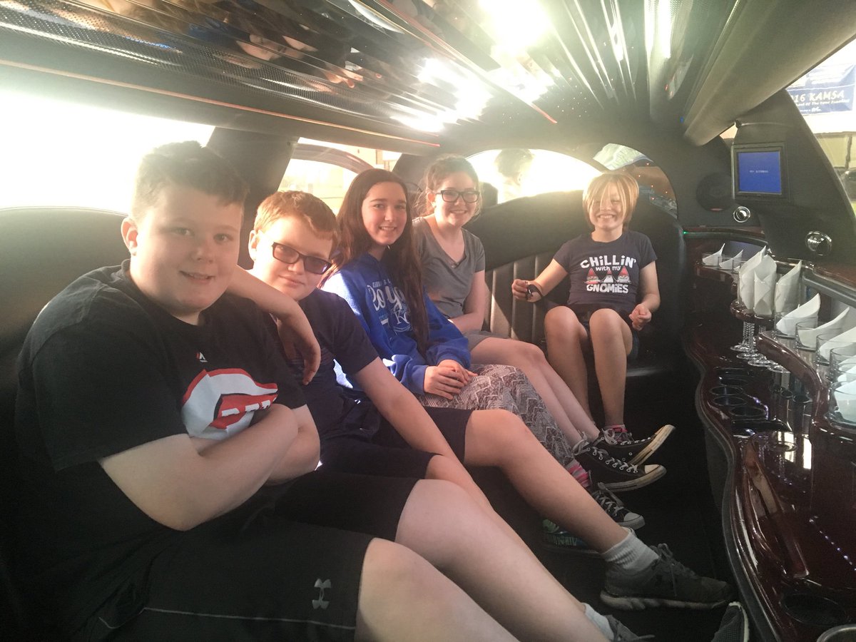 AmyGarver1's tweet photo. These students earned a fun limo rode and pizza lunch! #MajorSaver #tbw https://t.co/glgTH18onO