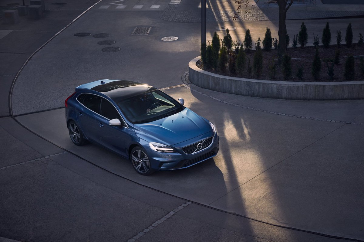 volvocares's tweet photo. El sistema de control de tracción en curvas del #VolvoV40 te garantiza una conducción segura en las carreteras más reviradas https://t.co/gbr8jt7lej #LifeforTech https://t.co/f8btyqAbk5