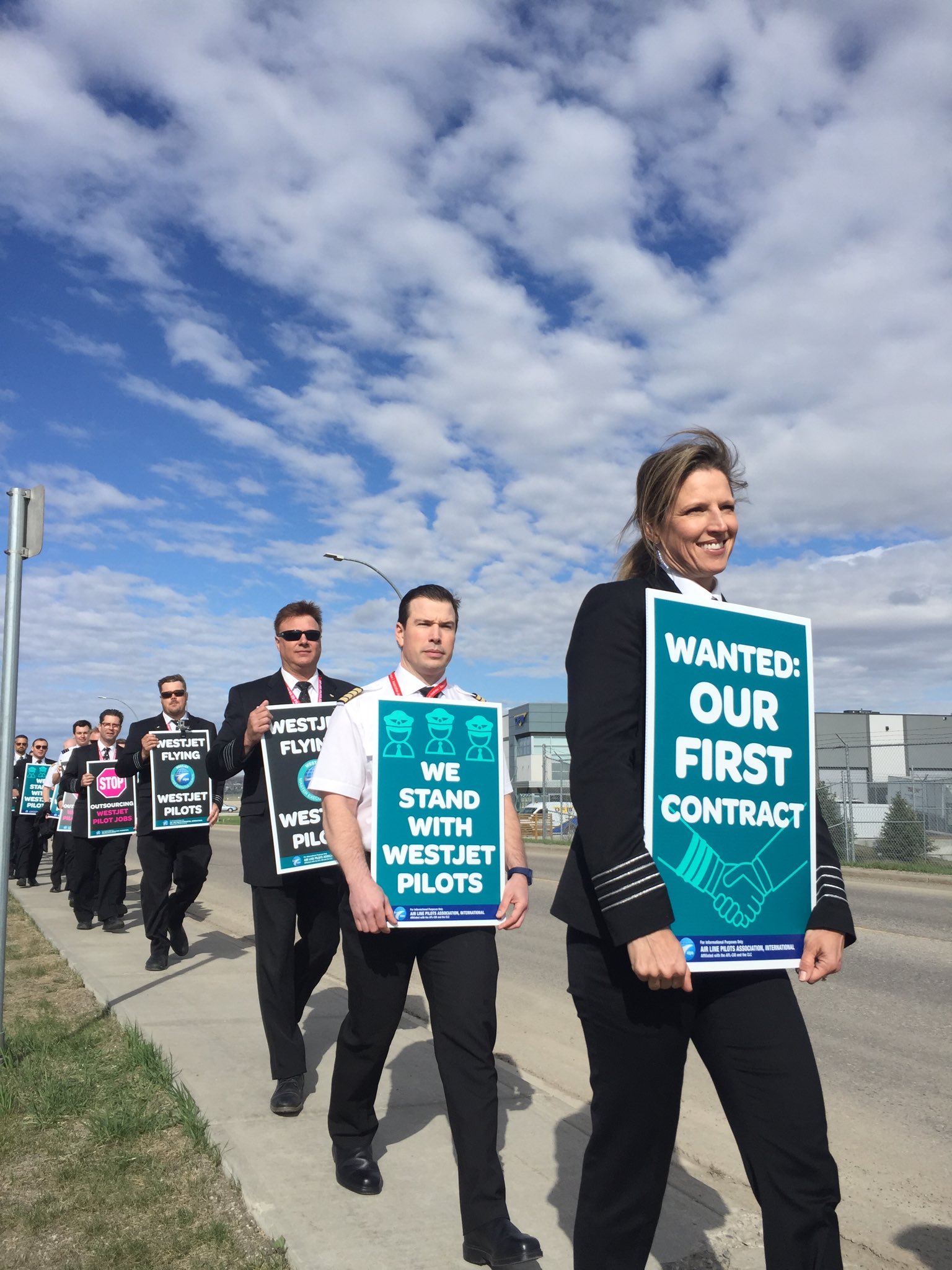 WestJet pilots prepare for strike with 'informational picket